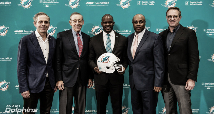 Brian Flores en su presentacion como entrenador en jefe de los Miami Dolphins (foto Miami Dolphins