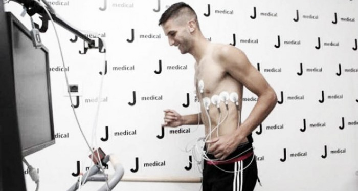 El uruguayo sonríe mientras se hace los chequeos médicos. Foto: Twitter Juventus