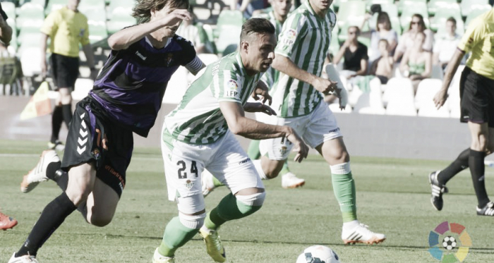 Rubén Castro controla un balón ante la insistencia de Álvaro Rubio en el último Betis - Valladolid disputado en Primera División (4-3) | Foto: LaLiga Santander.