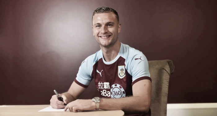 Gibson llega para dar seguridad atrás. Fuente: Burnley