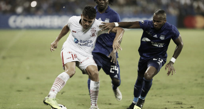 Andrés Roa escapando con el balón (Foto: Álex Vanegas, El Universo)