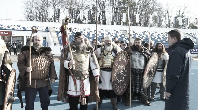 Vestidos de bárbaros, homens entram no CT do Poli Iase (Foto: Poli Iasi)