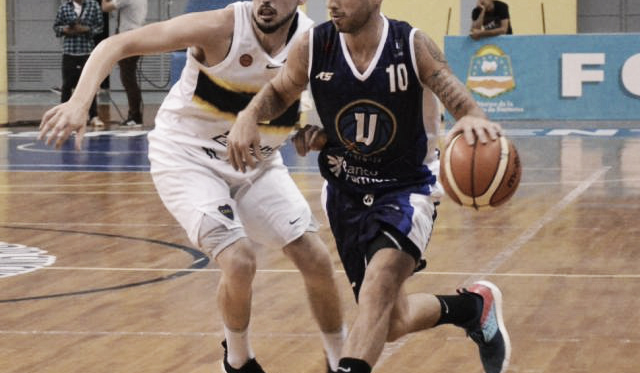 Javier Maldonado traslado el balón ante la marca de Lucas Gargallo. Foto: Prensa de La Unión de Formosa