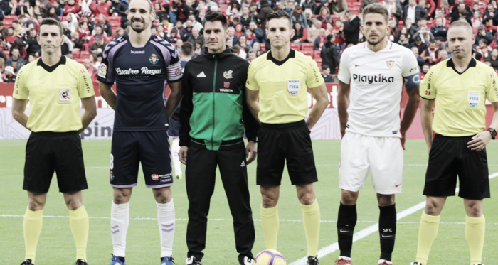 Borja Fernández junto a los árbitros y <div class="FxvUNb kno-ecr-pt kno-fb-ctx">Daniel Carriço en el encuentro ante el Sevilla | Real Valladolid</div>
