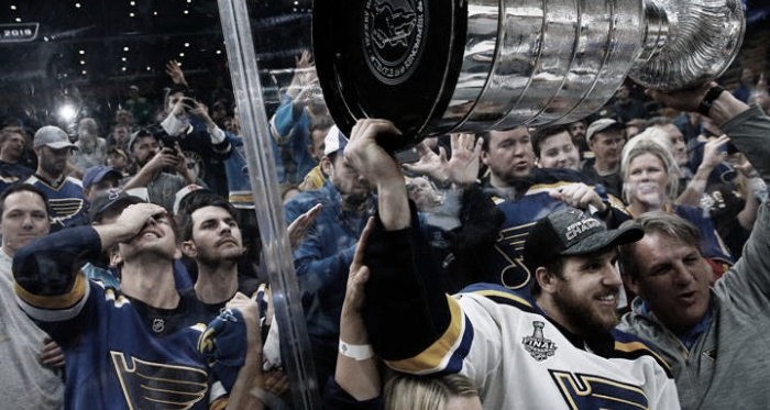 Brayden Schenn celebrando con los aficionados la primera Stanley Cup de los Blues | Foto: AP Photo