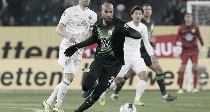 Klaassen y Brooks pugnan por el balón / Fotografía: @VfL_Wolfsburg