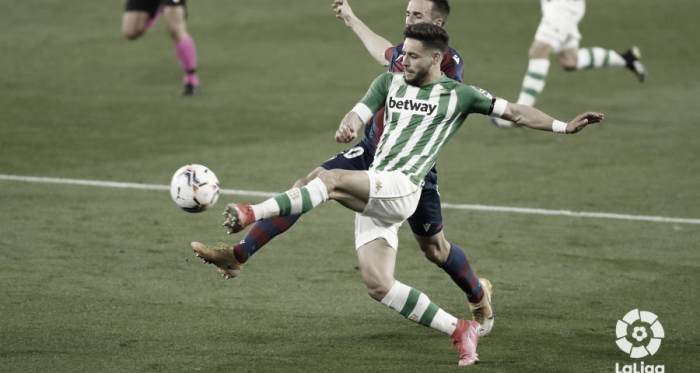 Alex Moreno alcanza los 50 partidos con el Betis