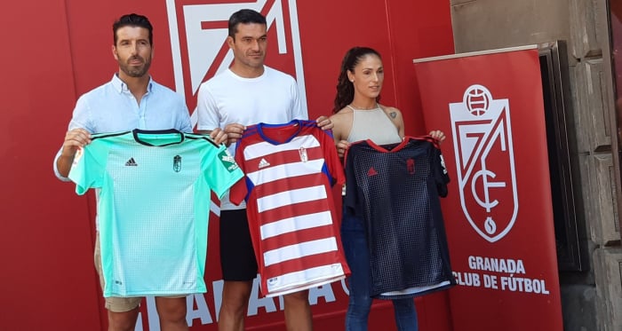 Las camisetas del Granada CF 2022/23, presentadas en la nueva tienda del centro