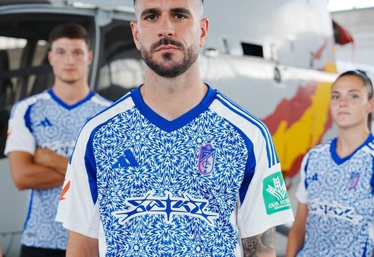 El Granada CF repite diseño en la segunda equipación para la temporada 2024/25