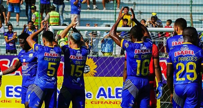 Delfín S.C celebrando con su hinchada y agradeciendo a la misma por el apoyo brindado en lo que va de la Copa Banco del Pacífico. Foto via twitter.com/DelfinSC