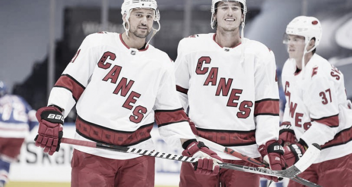Carolina barre a los Rangers y los Islanders y los Flames acarician el pase