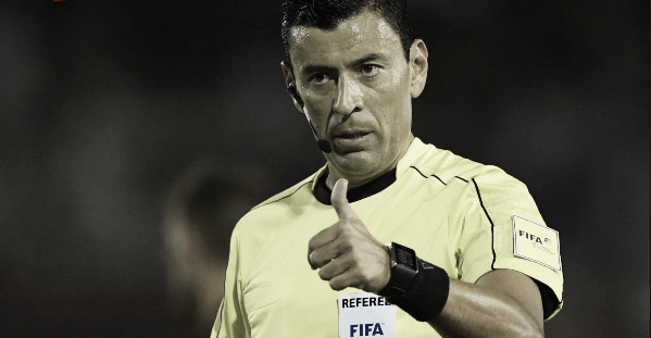 Roberto Tobar será el encargado de pitar la final de ida entre Boca y River. Foto: TN