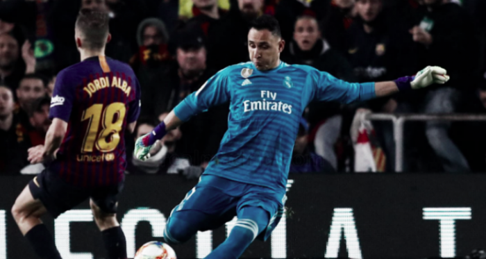 Keylor Navas despeja el balón ante la mirada de Jordi Alba. Foto: Real Madrid.