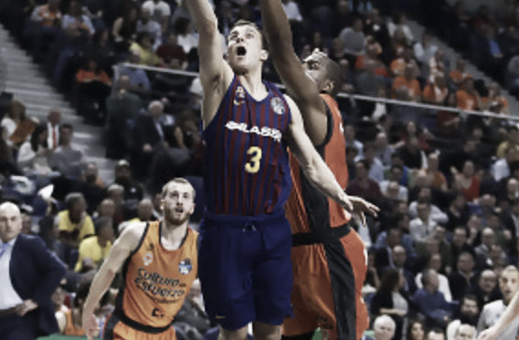 Pangos y Will Thomas disputando un balón en el Barcelona Lassa - Valencia Basket. Foto: ACB.com
