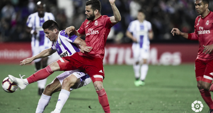 Nacho Fernández en la disputa de un balón. Foto: Liga Santander.