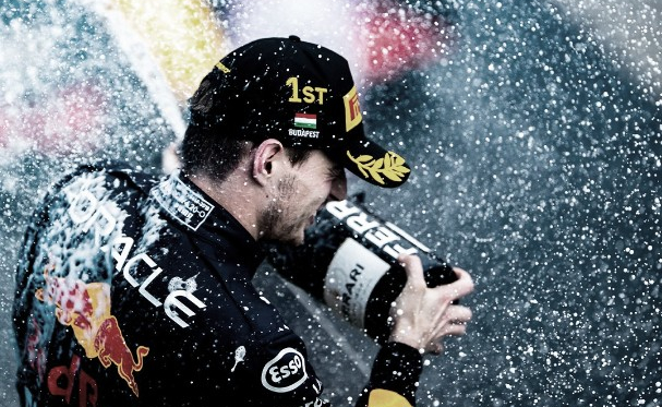 Em épica atuação, Verstappen sai do pelotão intermediário e vence GP da Hungria