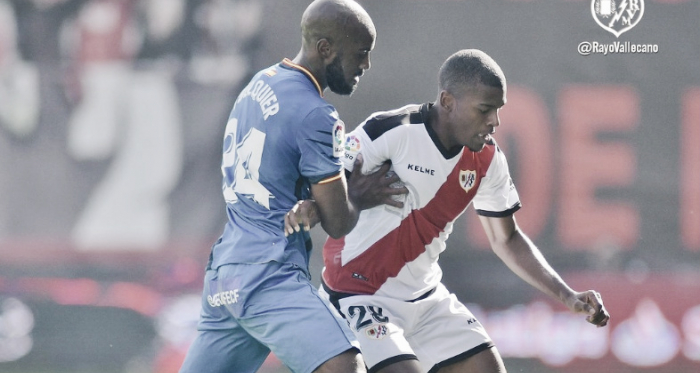Akieme tratando de llevarse un balón ante Foulquier | Fotografía: Rayo Vallecano S.A.D.