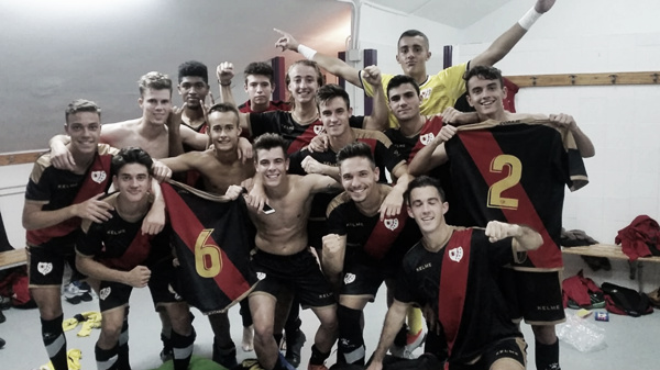 Jugadores del Juvenil A tras una victoria | Fotografía: Rayo Vallecano S.A.D.