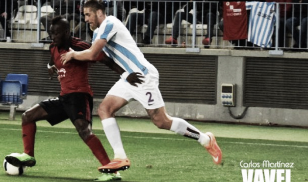 Lago Junior tratando de llevarse un balón | Fotografía: Carlos Martínez