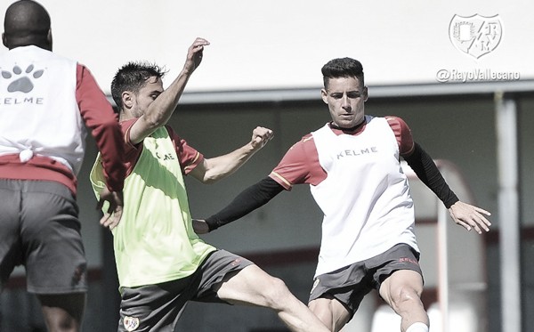 Álex Moreno luchando por un balón con Pipe Sáez | Fotografía: Rayo Vallecano S.A.D.