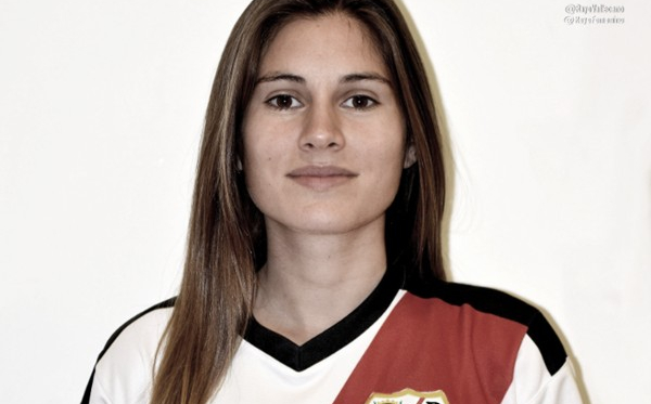 Eva Masdeu posando con la camiseta del Rayo Vallecano | Fotografía: Rayo Vallecano S.A.D.