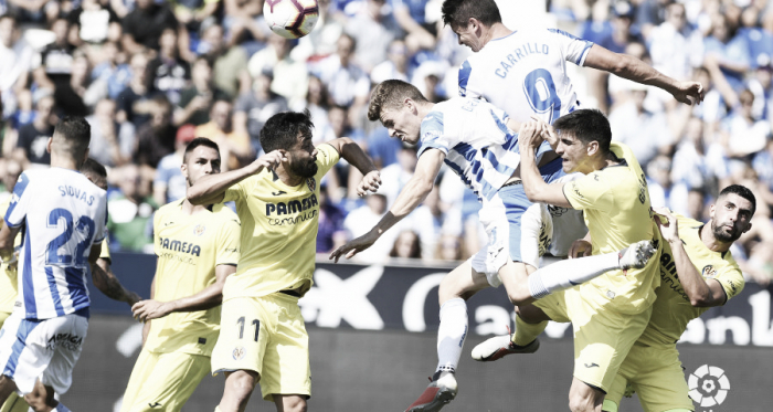 Guido Carrillo rematando de cabeza frente a la zaga del Villarreal en el partido de la primera vuelta | Foto: LaLiga