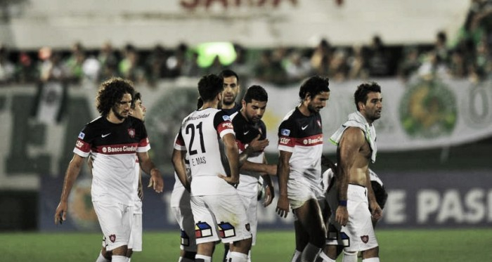 Los jugadores del 'Ciclón' golpeados tras el pitazo final | Foto: Olé