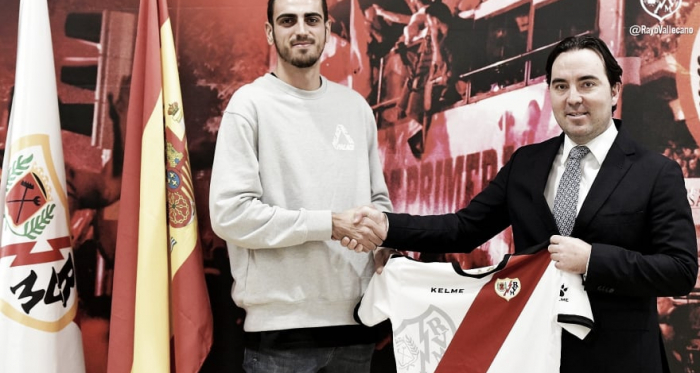 Catena posando con la elástica del Rayo Vallecano | Fotografía: Rayo Vallecano S.A.D.