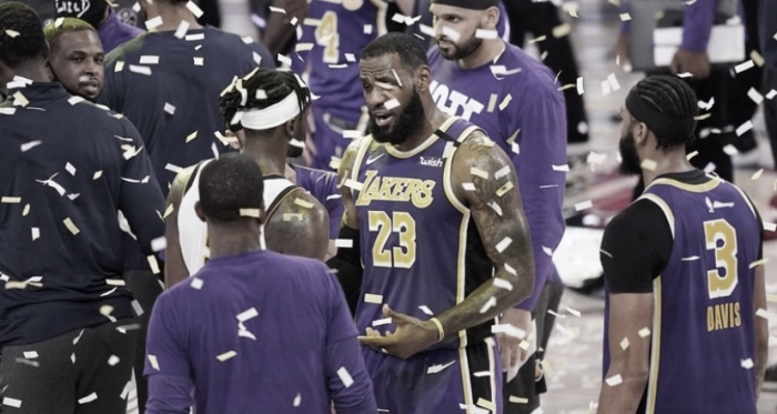 LeBron James juega como los ángeles y llega a la final
