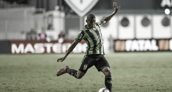 Caso cumpra o contrato, Juninho poderá alcançar 200 partidas pelo Coelho ao término do ano de 2020 (Foto: Daniel Hott / América-MG) 