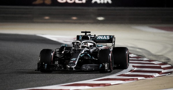 Hamilton entrando en la recta principal | Foto: Fórmula 1
