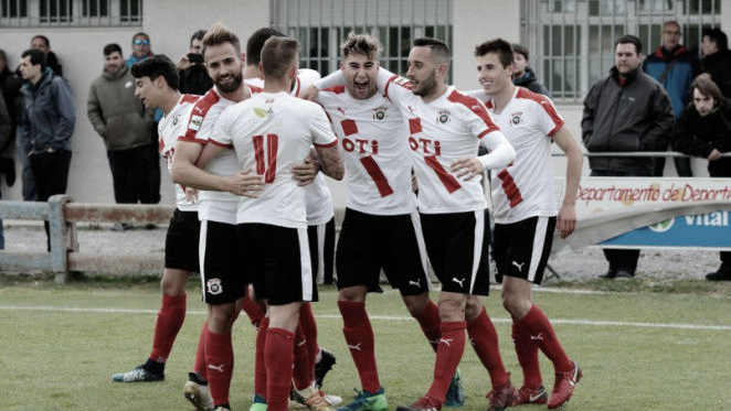 Los futbolistas del CD Vitoria celebran un gol (FOTO:// WEB SD EIBAR)