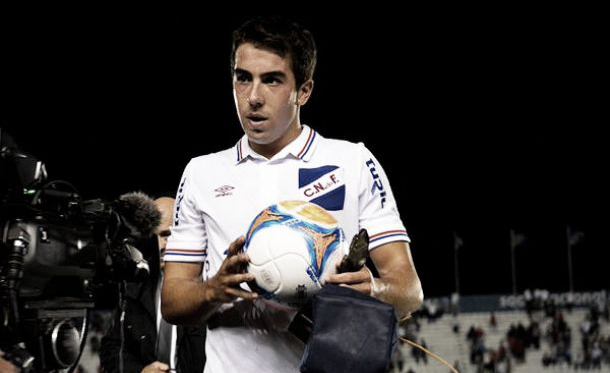 Carlos de Pena, con el balón del partido y el premio del mejor jugador del encuentro. Foto: Nacional.