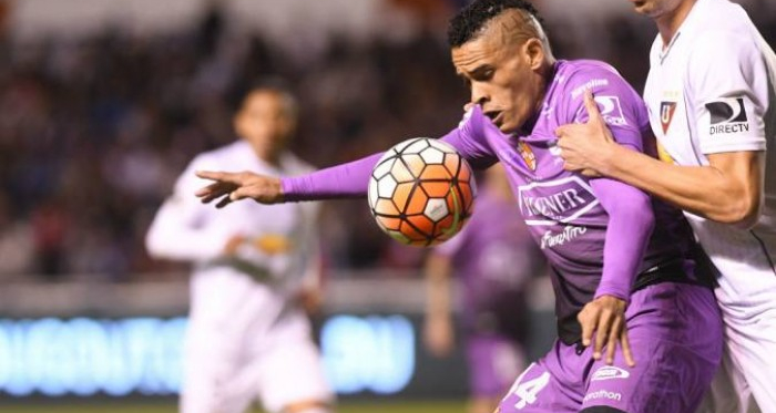 Jonathan Álvez protege el balón ante Lucas de Lima. Foto: Carlos Granja
