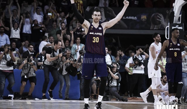 Víctor Claver renueva hasta 2022