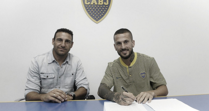 Benedetto firmando contrato hasta 2021. Foto: TN