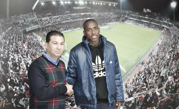 El director deportivo del Granada CF, Juan Carlos Cordero, junto al delantero Denilson. (Foto: Granada CF).