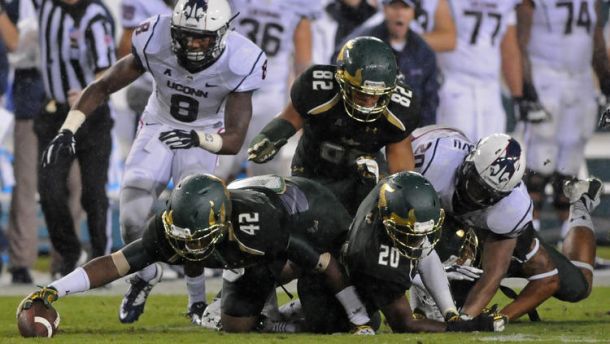 South Florida defeated Connecticut 17-14 on Friday evening (Brad Horrigan / Hartford Courant)