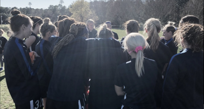 The Courage players huddle up at their third preseason game of 2018. | Photo: @thenccourage