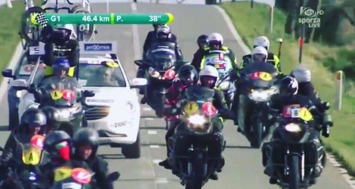 Cyclisme : les motos suiveuses dans le collimateur