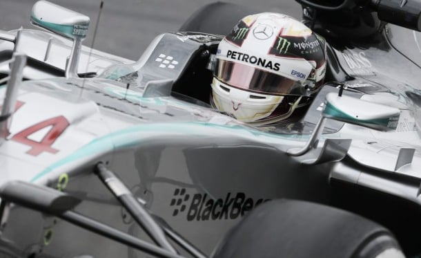 Lewis Hamilton le da con el mazo a la fiebre