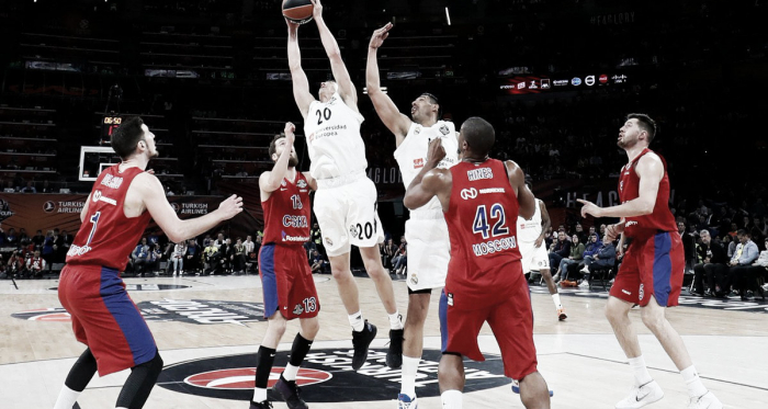 Carroll pelando por un rebote / @RMBaloncesto