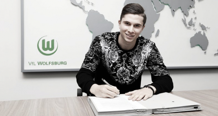 Meia permanece no clube até 2023 (Foto: Divulgação / Wolfsburg)