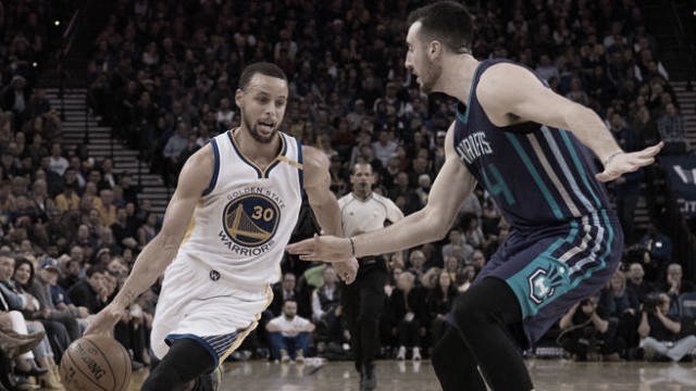 Steph Curry intenta incursionar hacia el aro ante la atenta mirada de Frank Kaminsky. Foto: NBC Sports