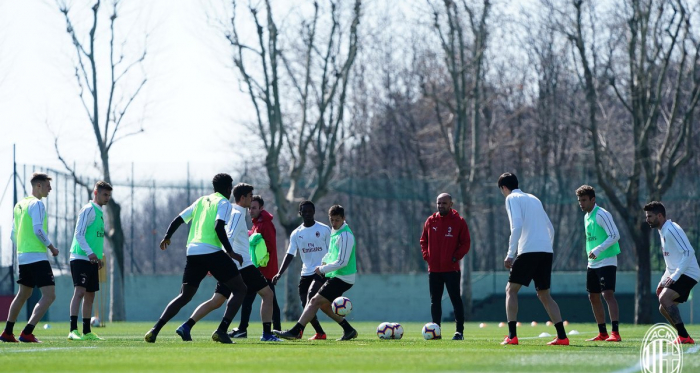 https://twitter.com/acmilan