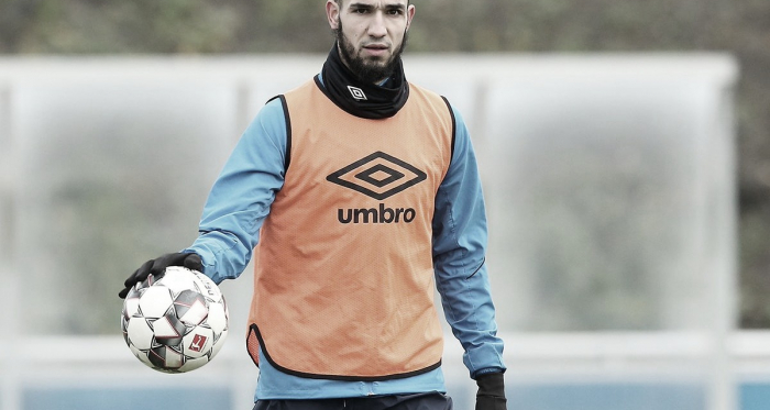 Bentaleb foi afastado do time principal nesta quarta (Foto: Divulgação / S04) 