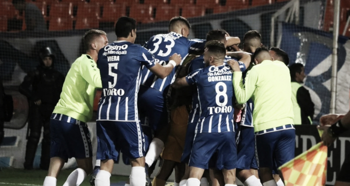 ABRAZOS DE ILUSIÓN. Todos las cámaras se la robó Ramírez luego de atajar el último penal de la serie. Foto: Club Godoy Cruz