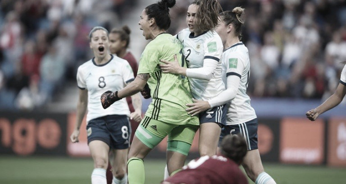 El festejo tras la atajada de Correa en un penal para Inglaterra durante la primera mitad | Foto: FIFA