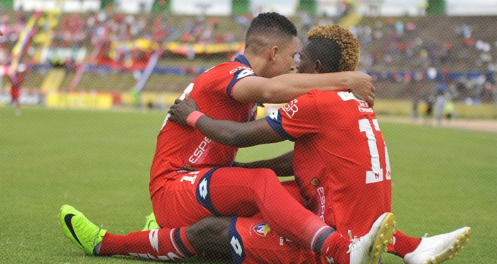 Jonathan Borja y Miguel Parrales celebrando el primer gol. Foto: Twitter: @elnacionalec