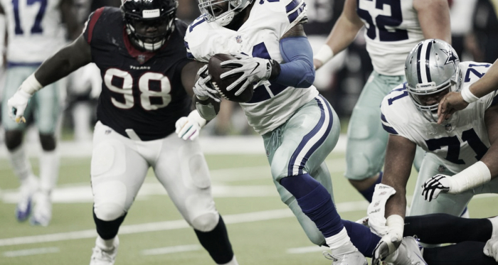 Elliott corre el ovoide ante los Texans // Foto: